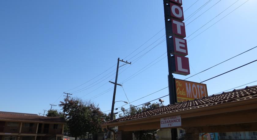 Отель The Oaks Motel