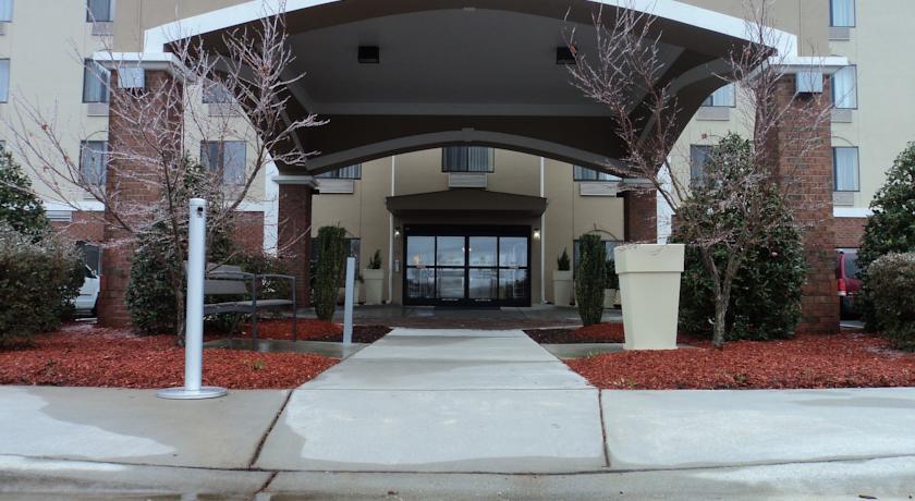 Отель Holiday Inn Express & Suites Roanoke Rapids