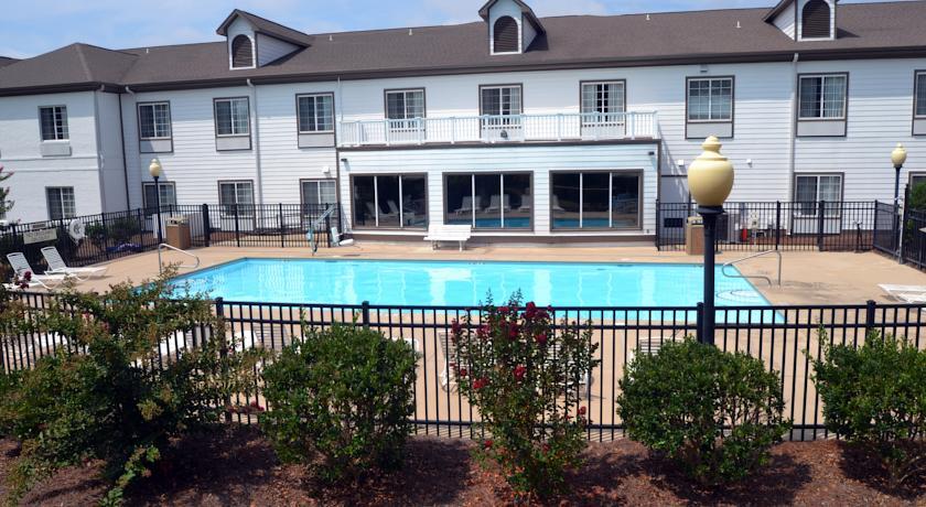 Отель Holiday Inn Express & Suites Sneads Ferry (Topsail Beach)