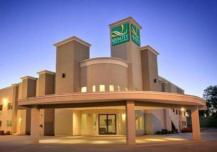 Отель Quality Inn & Suites West Waterpark