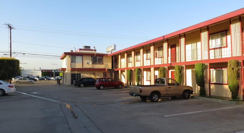Отель Town House Motel