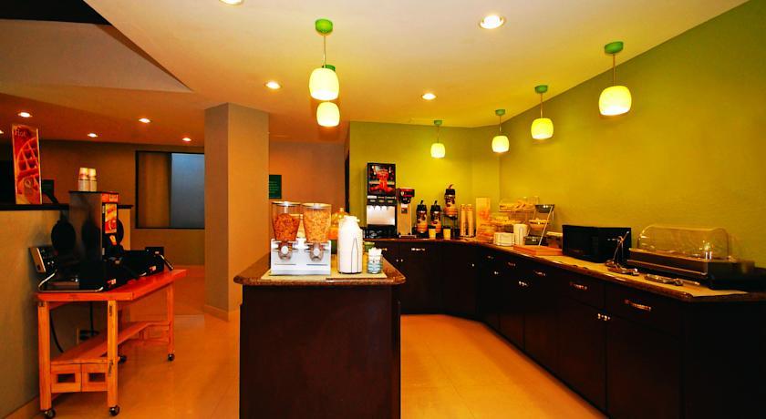 Отель Quality Suites Sulphur