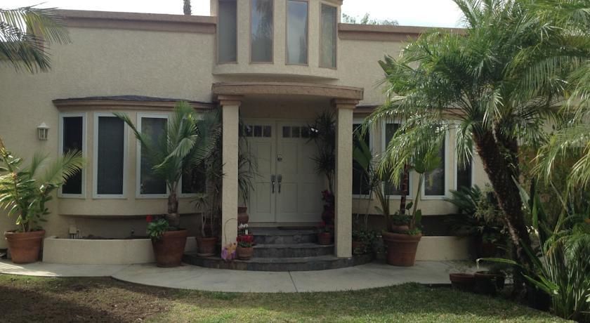 Апартаменты Three-Bedroom House Near Universal Studios