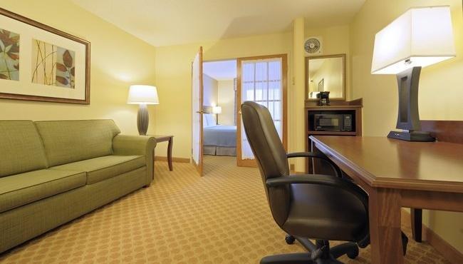 Отель Country Inn & Suites Maumee Toledo
