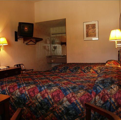 Отель Budget Lodging Saint Clair