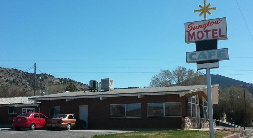 Отель Sunglow Motel and Restaurant