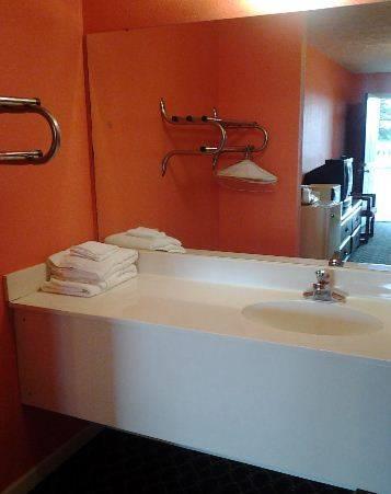 Отель Royal Inn & Suites