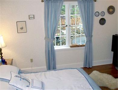 Мини-отель Charm of Qualicum Bed and Breakfast