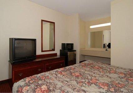 Отель Econo Lodge Inn & Suites East