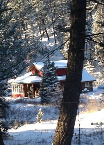 Апартаменты Creekside Cabin
