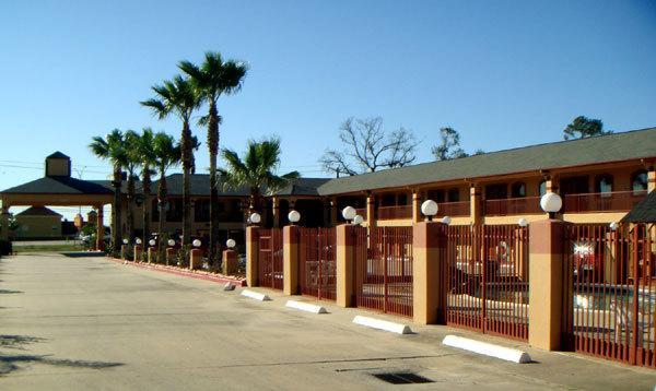 Отель Travelers Inn Channelview