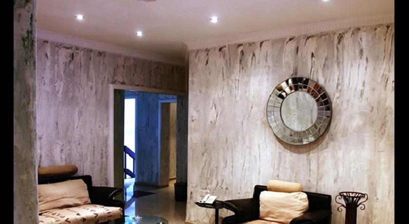 Отель Charlies Place and Suites