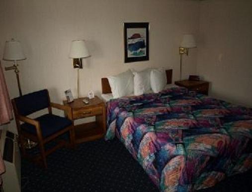 Отель Knights Inn Mackinaw City