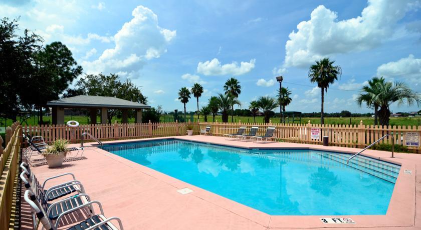 Отель Rodeway Inn & Suites Haines City