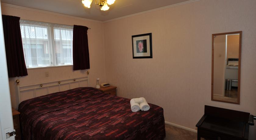 Отель Surrey Court Motel