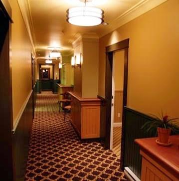 Отель Salt Spring Inn Ltd