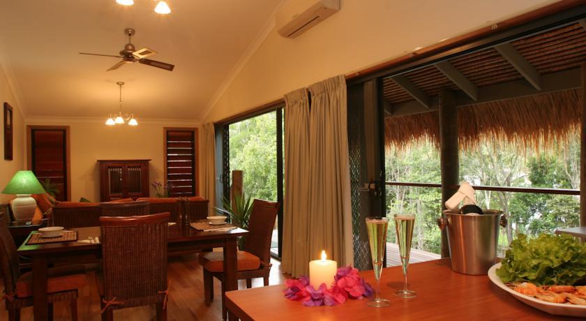 Отель BIG4 Airlie Cove Resort & Caravan Park