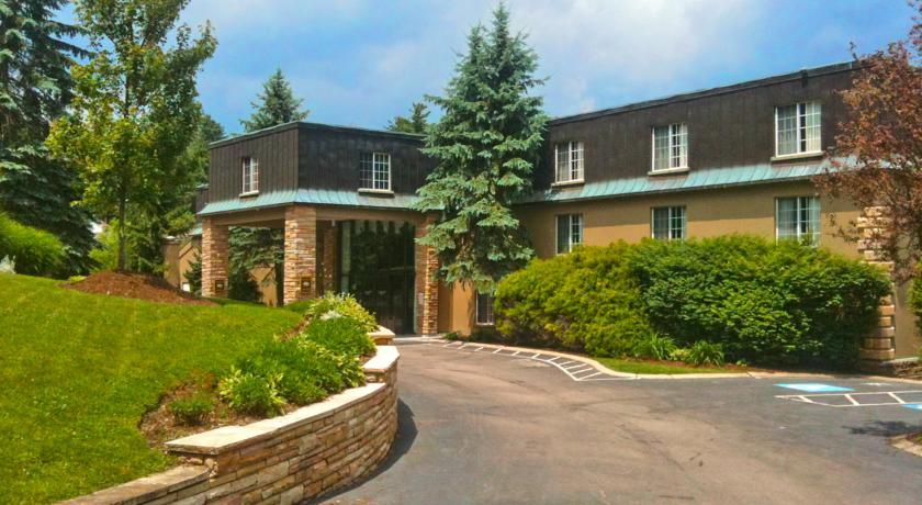Отель Meadowbrook Inn & Suites