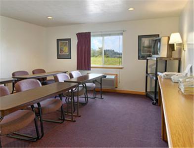 Отель Super 8 Fairmont