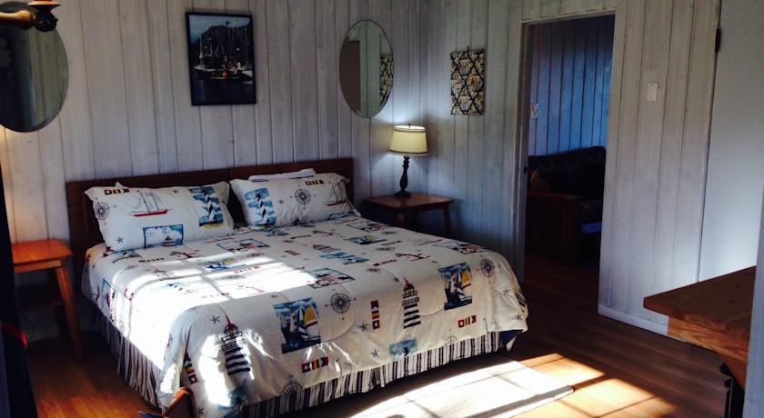 Отель Deane's Oceanfront Lodge