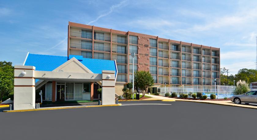 Отель Rodeway Inn at Fort Lee