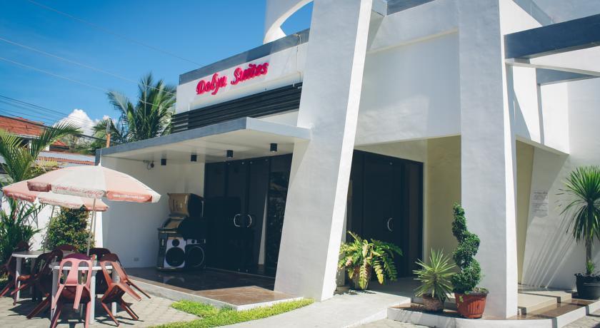 Отель Dolyn Suites