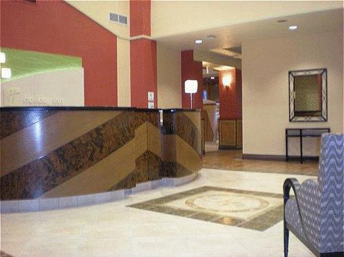 Отель Holiday Inn Hotel & Suites Bakersfield