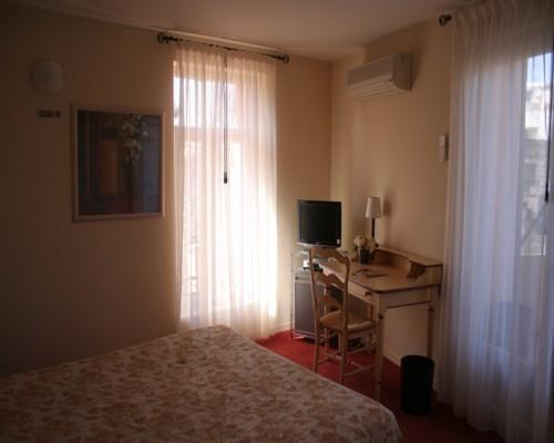 Отель Hôtel Les Cigales