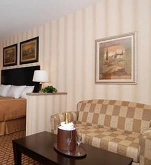 Отель Comfort Suites Edinboro