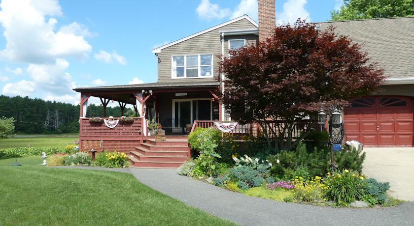 Мини-отель On Cranberry Pond Bed and Breakfast