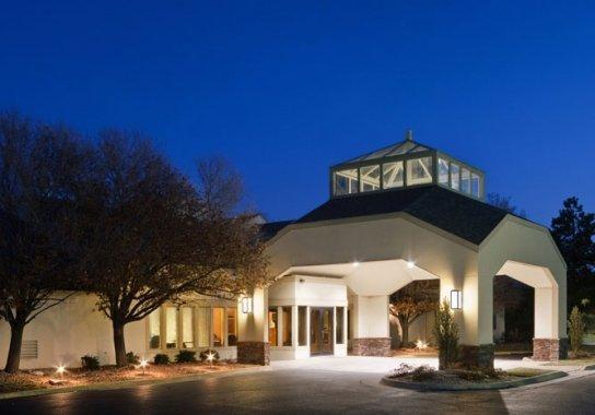 Отель ClubHouse Inn & Suites Topeka