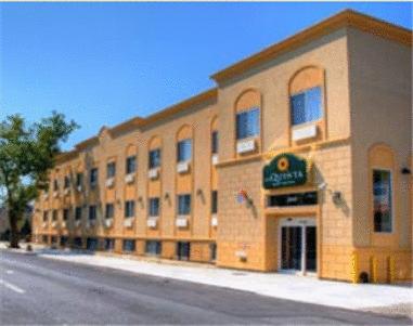 Отель La Quinta Inn & Suites JFK