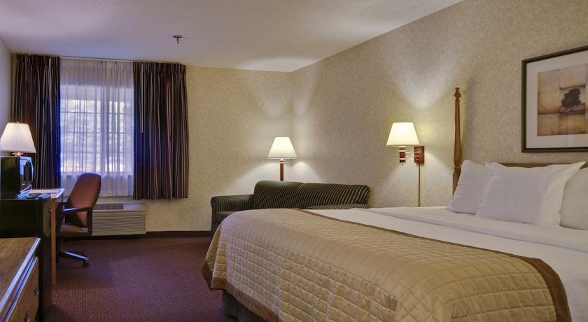 Отель Baymont Inn & Suites Madison West/ Middleton WI West