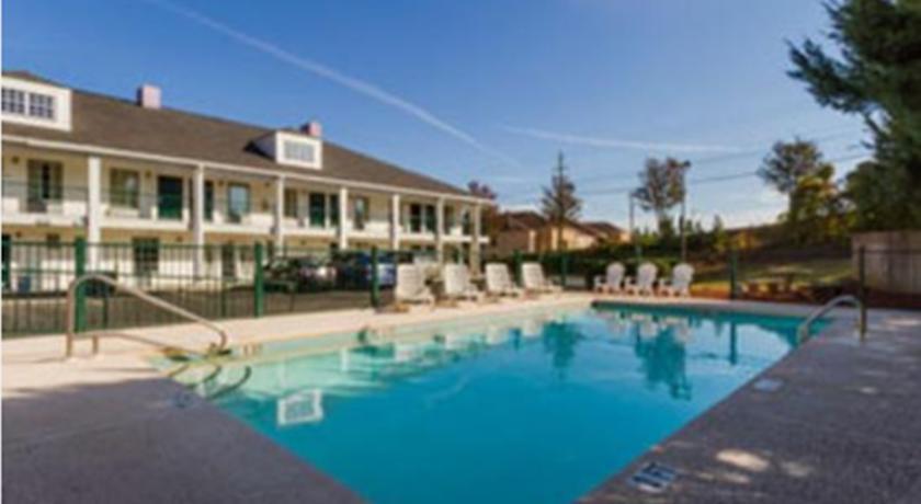 Отель Baymont Inn & Suites - Sanford