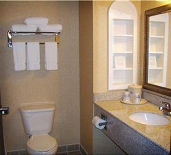 Отель Holiday Inn Express Hotel & Suites Sedalia