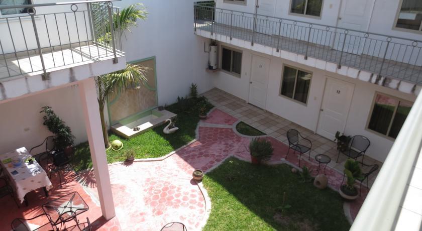 Отель Hotel & Suites La Huerta