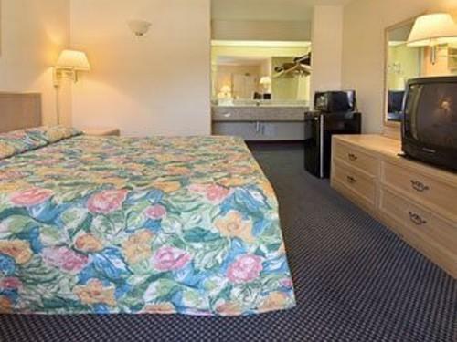 Отель Days Inn - Suffolk