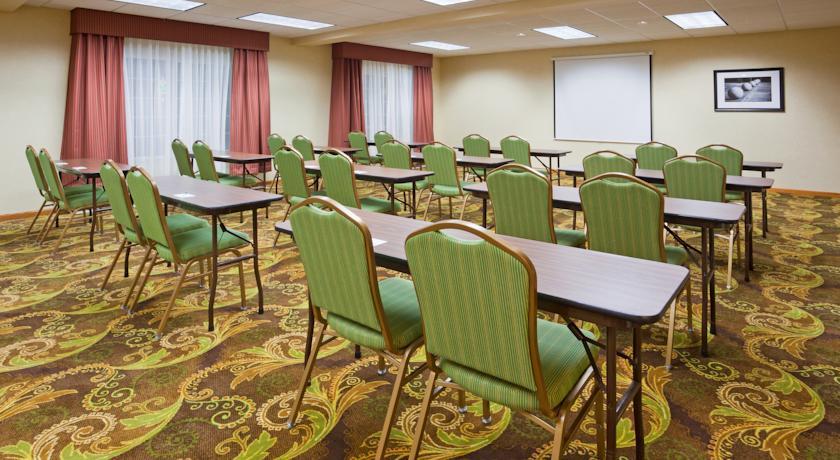 Отель Country Inn & Suites Albert Lea