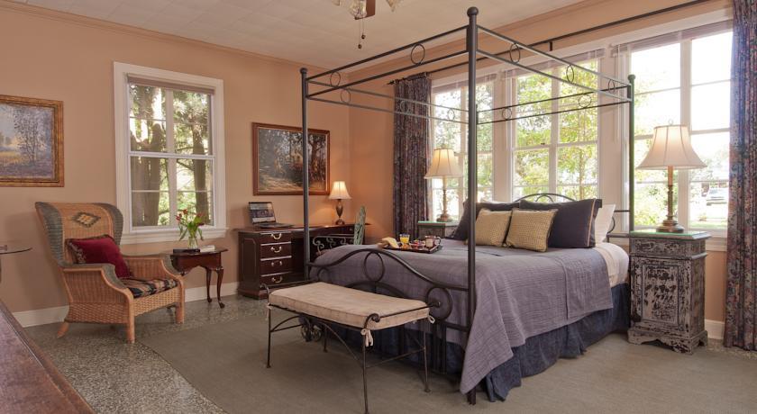 Мини-отель The Stockade Bed and Breakfast