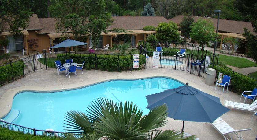 Отель Ponderosa Gardens Motel