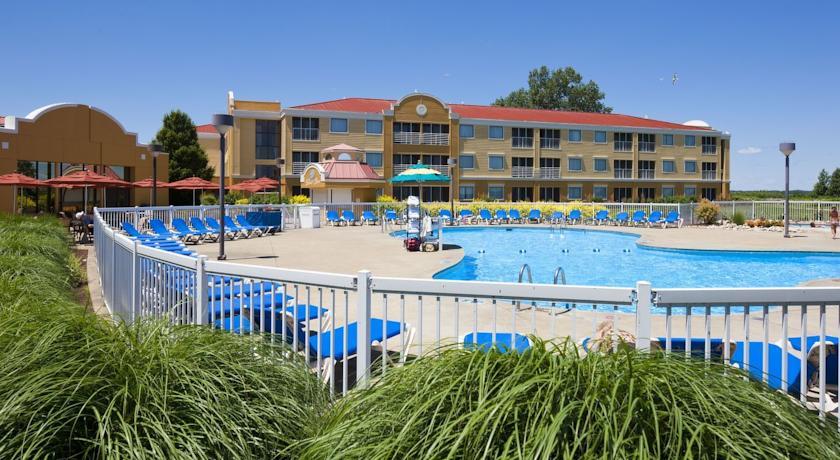Отель Sandcastle Suites