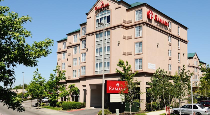 Отель Ramada Inn & Suites Sea-Tac