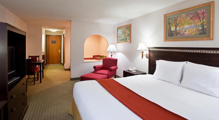 Отель Holiday Inn Express & Suites St Clairsville