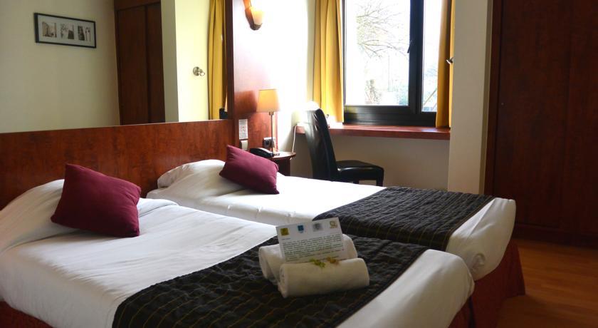Отель Acacias Hôtel Logis Lille Tourcoing