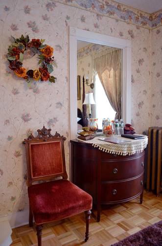 Мини-отель 1862 Seasons on Main B&B