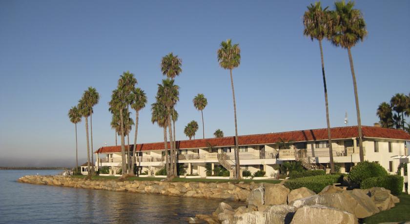 Отель Oceanside Marina Suites