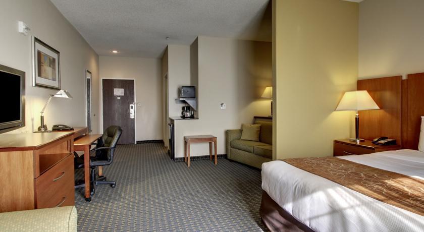Отель Comfort Suites Pratt