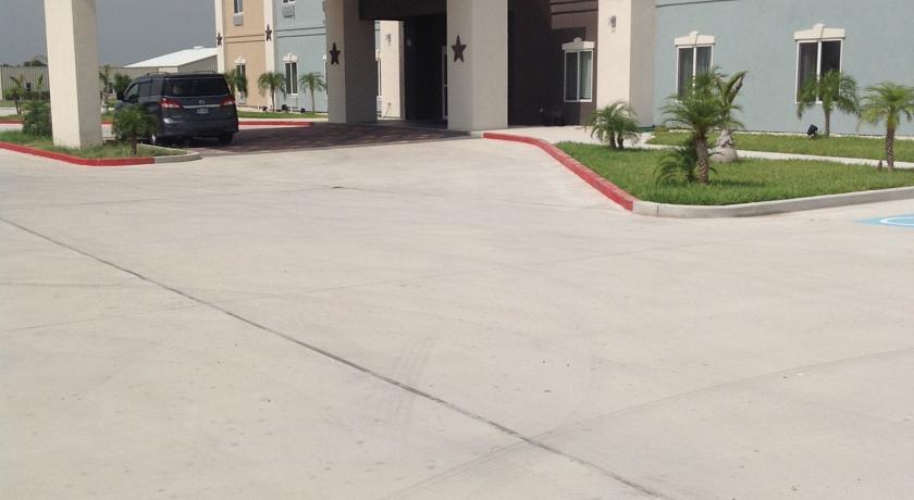 Отель La Plaza Inn & Suites