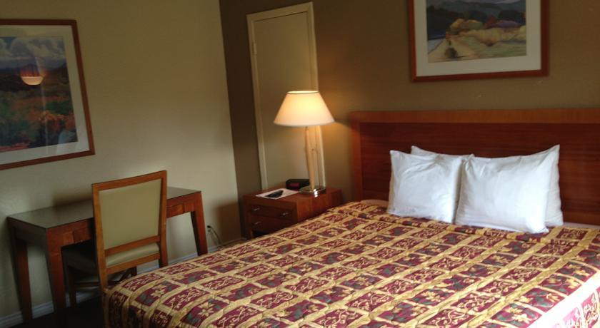 Отель Executive Inn & Suites Beeville