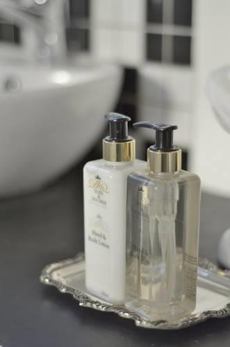 Отель Duke & Duchess Boutique Hotel